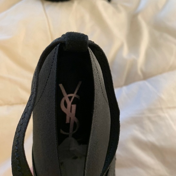 YVES SAINT LAURENT
Suede Pumps
Size: IT 36.5 - Picture 2 of 7